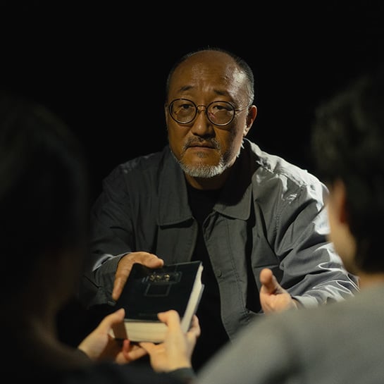 Cho geeft een Bijbel