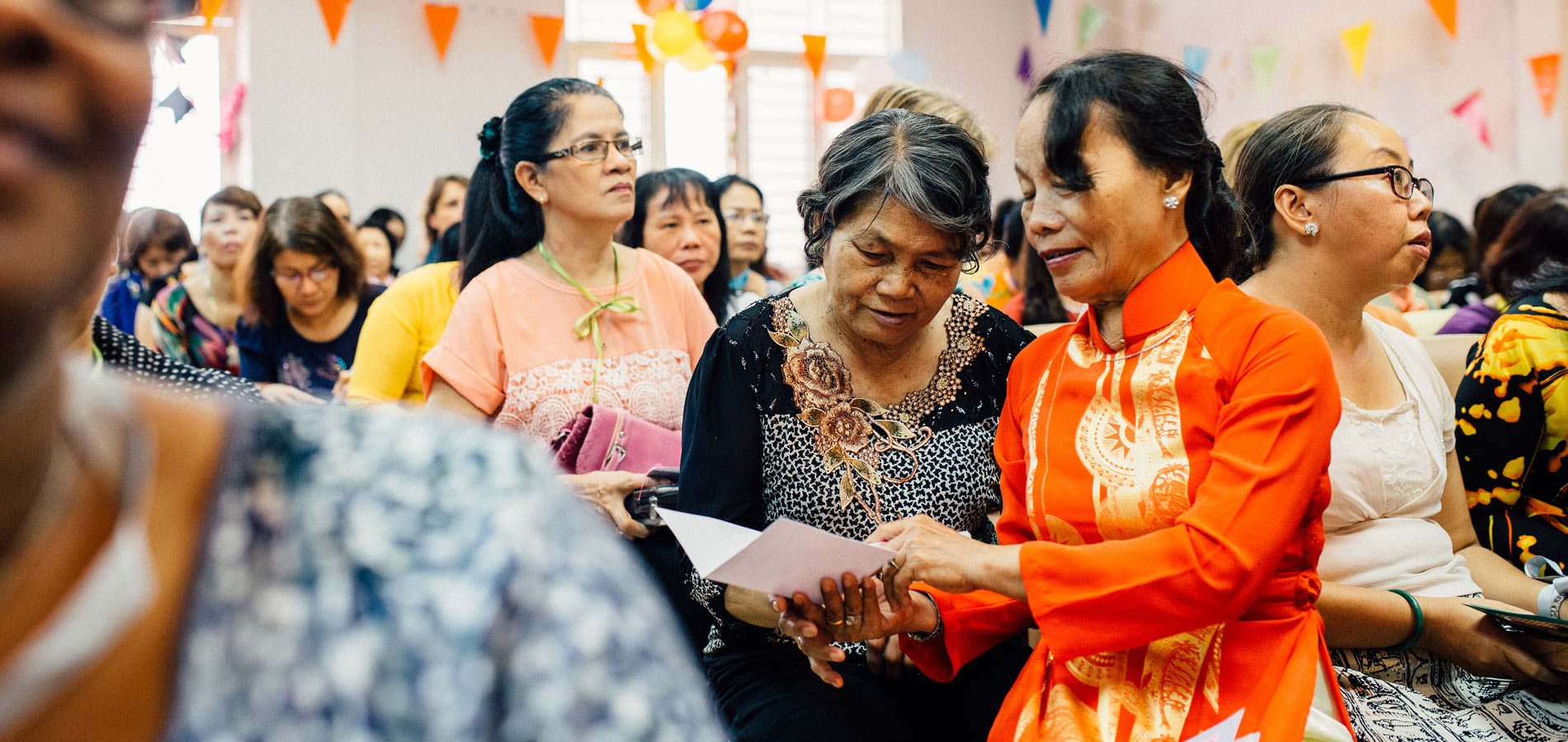 Vrouwen die een brief ontvangen 2026